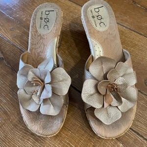 b.o.c. Women's Beige Floral Mules